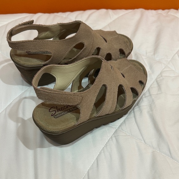 NEW Skechers Tan Suede Women's Sandals size 6 - Picture 3 of 10